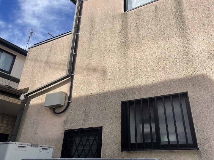 外壁の雨だれ汚れとくすみ