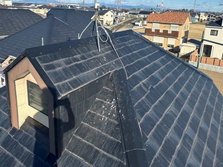 劣化が目立つスレート屋根の棟板金