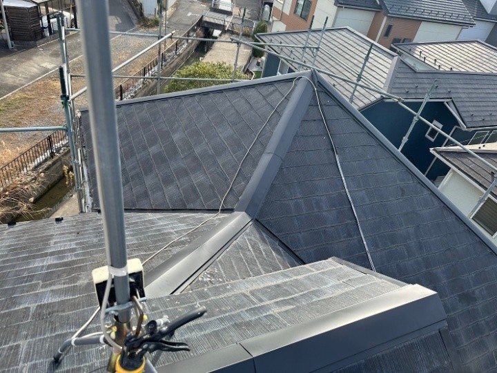 スレート屋根の棟板金に樹脂製貫板を採用した棟板金交換工事してメンテナンス