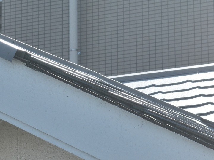 ケラバ板金は下地が露出した状態