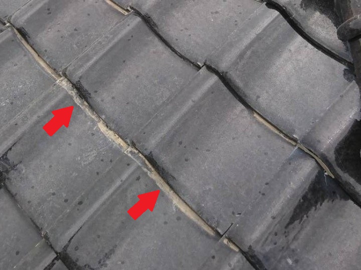 瓦の重なり部に見えるわずかなズレと隙間