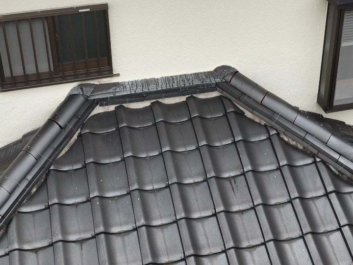 棟瓦の取り直し工事前の瓦屋根