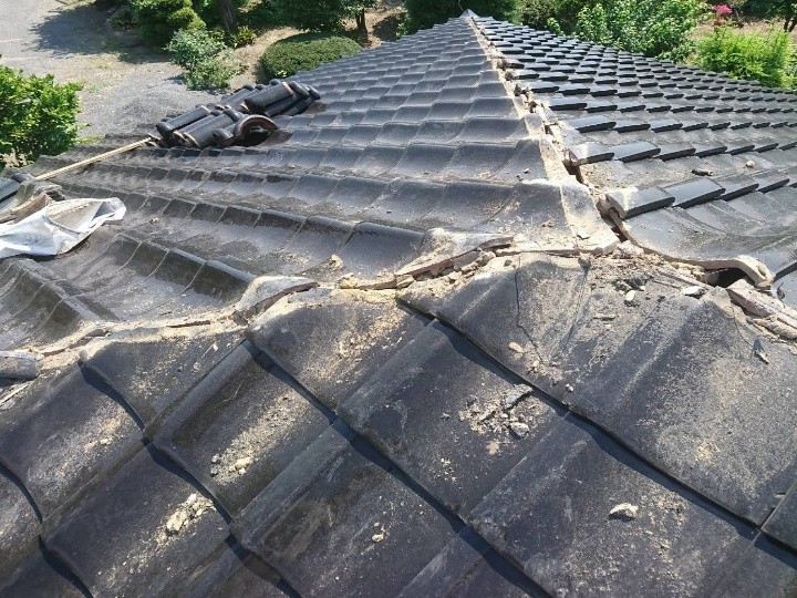 屋根面の瓦復旧と納まりの調整