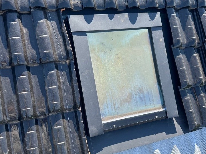 雨漏りした天窓に「コーキング充填と水切り板金設置」で補強工事を行い防水性強化