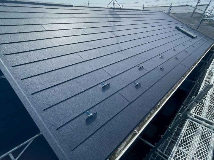 傷んだ築31年スレート屋根にスーパーガルテクトで屋根カバー工事を行い美観と耐久性を回復