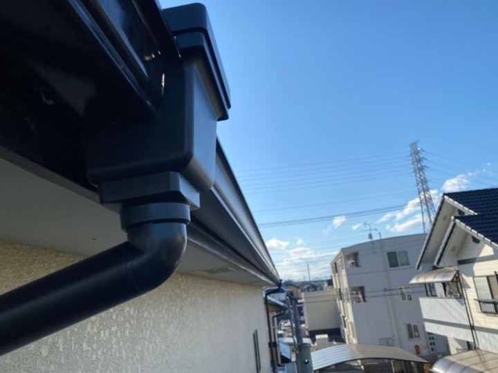 雨水が垂れてくる雨樋に部分交換工事を施工