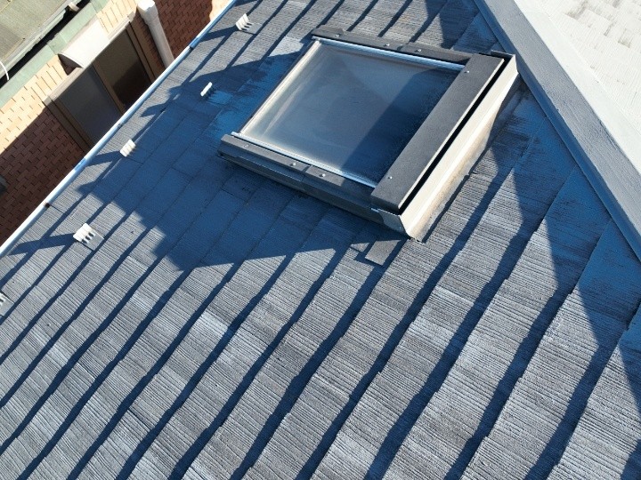 雨漏りした天窓が設置されたスレート屋根