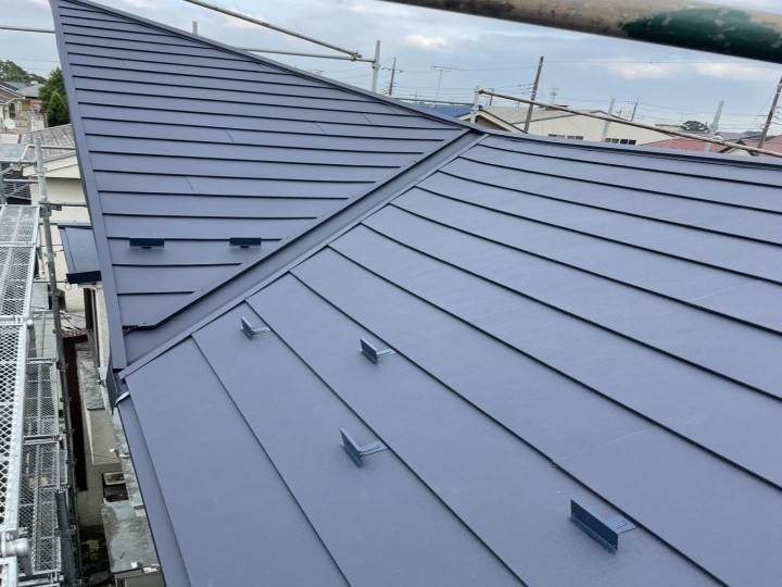 コロニアル屋根からスーパーガルテクト屋根へカバー工事して防水性と耐久性アップ