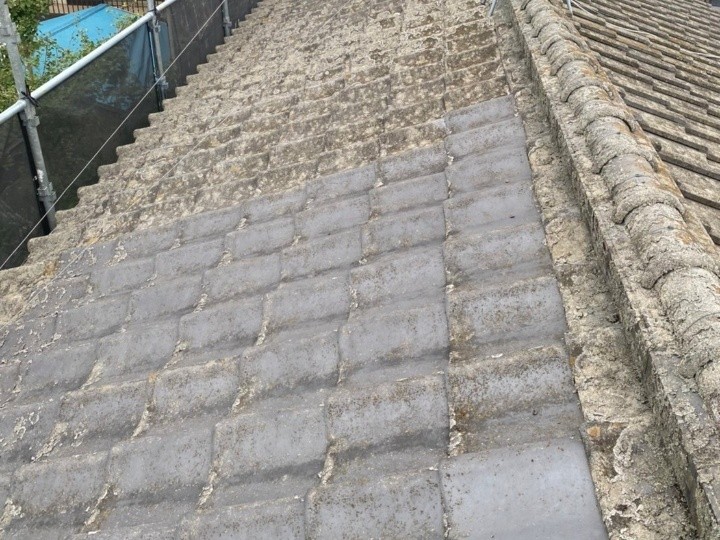 屋根面のムラと経年劣化が目立つ勾配部