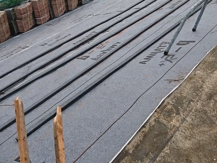 防水紙の敷設と桟木の取り付け