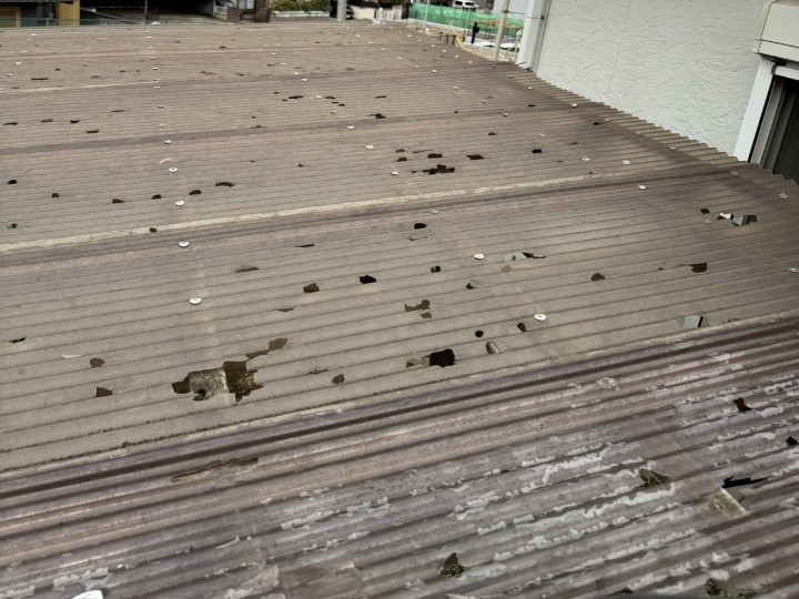 雹で穴あきが広がった波板屋根の状態