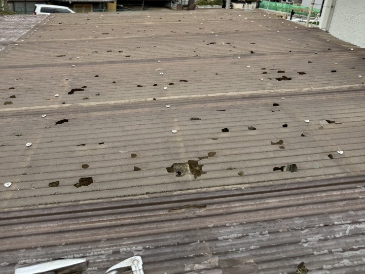 雹で穴あきしたカーポート屋根