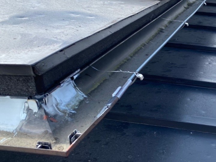 工事前の歪んだ雨樋の状態