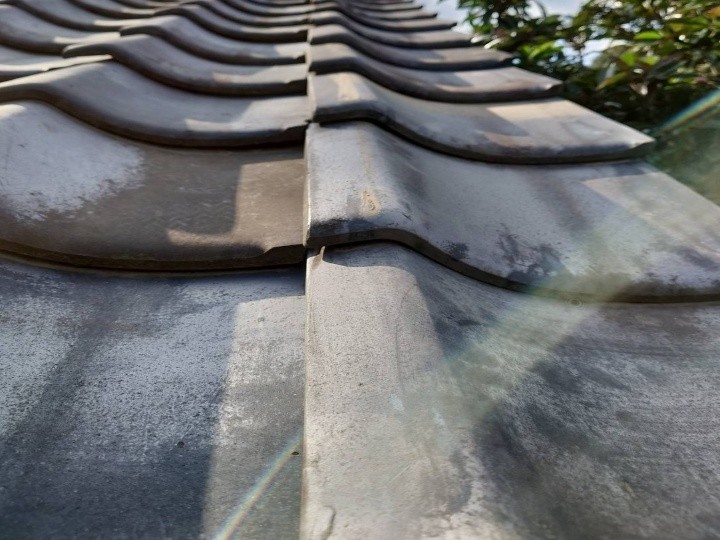 雨漏りした瓦屋根を一部葺き直し工事して改善