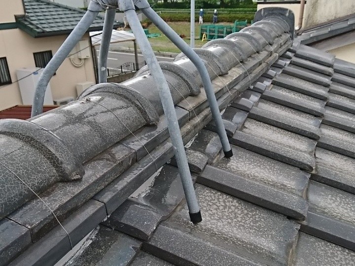 瓦屋根に葺き直し工事と棟瓦取り直し工事を併せて施工