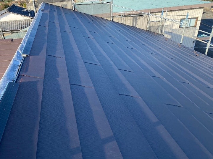 金属屋根材の設置で意匠と耐久性を両立