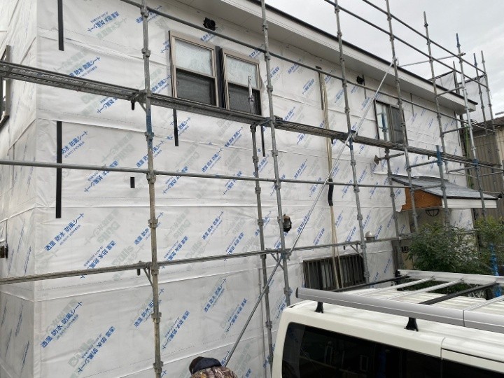 外壁の下地づくりとして透湿防水シートを施工