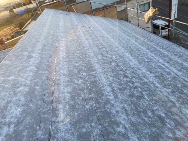 防水紙の敷設でカバー工法の土台づくり