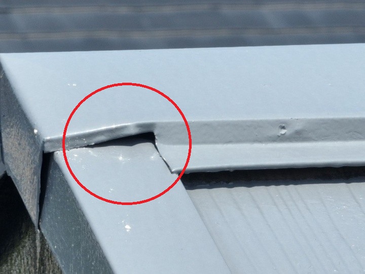 棟板金の継ぎ目付近の浮き