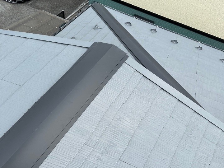 棟板金交換工事後のスレート屋根