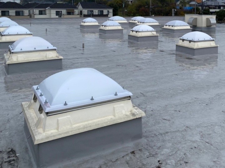 劣化したトップライトカバーを交換工事して雨漏り防止