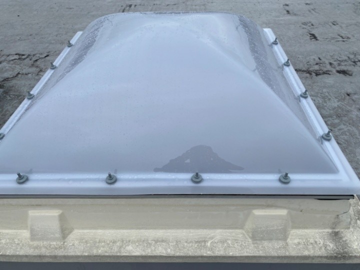 トップライトカバーを新しく交換工事した建物