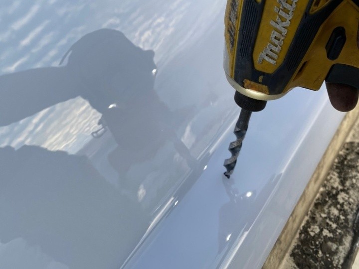 新しいトップライトカバーへの穴あけ加工