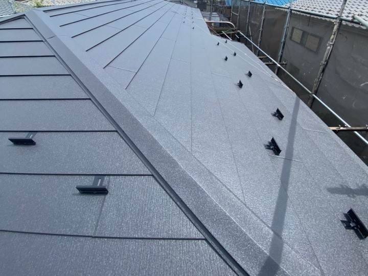築35年セメント瓦屋根からスーパーガルテクト屋根へ葺き替え工事して軽量化と防水性向上
