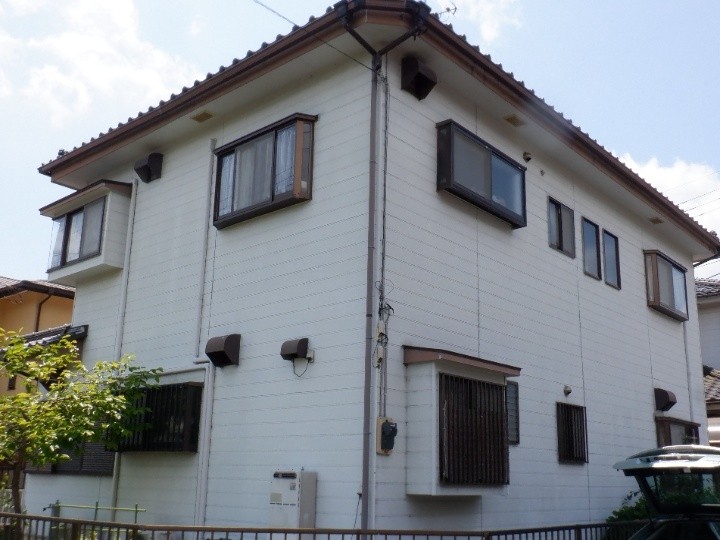 白い外壁の全体印象と経年のくすみ