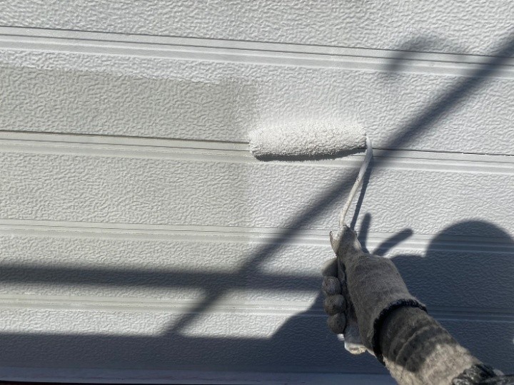 下塗りで密着性を高め、塗膜の土台を整える