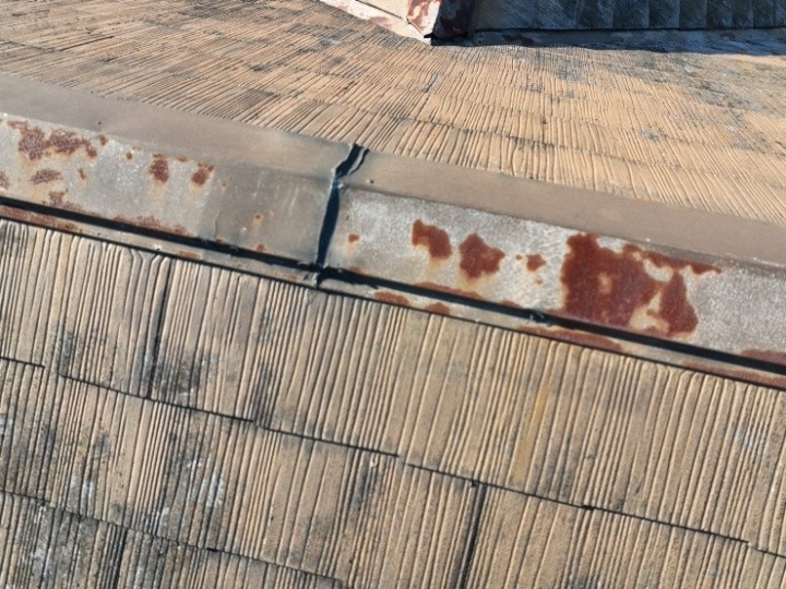 錆が進行した棟板金