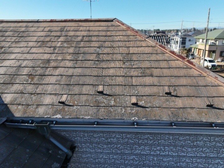 屋根面に残る汚れと風化