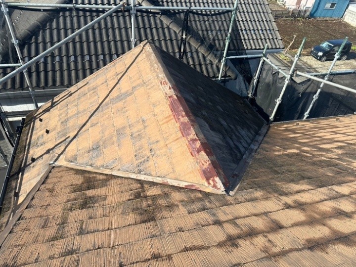 スレート屋根の色褪せと塗膜の劣化