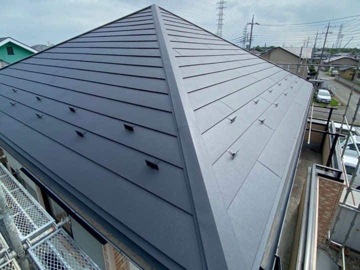 築23年スレート屋根からスーパーガルテクト屋根へカバー工法してリフォーム