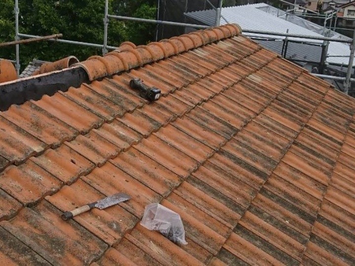 棟瓦を復旧し、ビス固定で仕上げの強度を確保