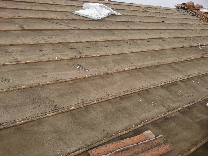 瓦を取り外し、下地の状態を確認して作業範囲を整理