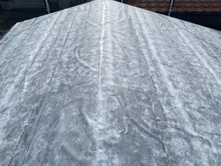 ルーフィング（防水紙）敷設で防水層を刷新