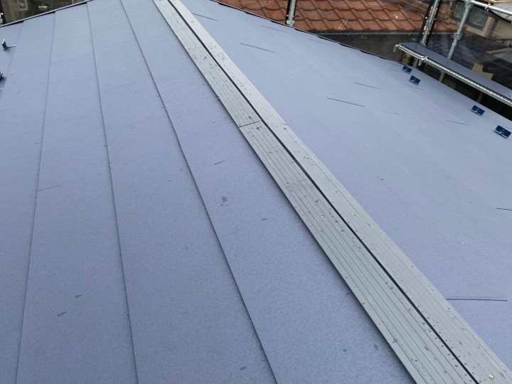 樹脂製貫板の設置とビス固定