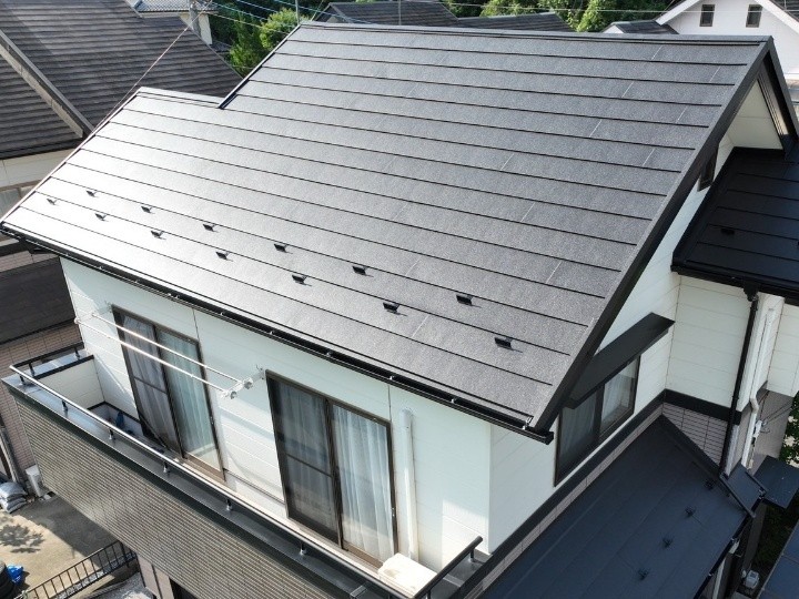 築23年スレート屋根にスーパーガルテクトを用いた屋根カバー工事して防水強化