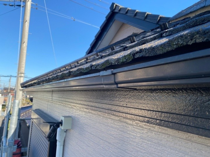 雹被害で穴あきした雨樋