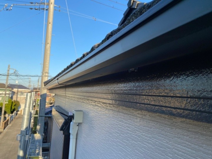 雹被害で穴あきした雨樋を交換工事して雨水の流れを回復