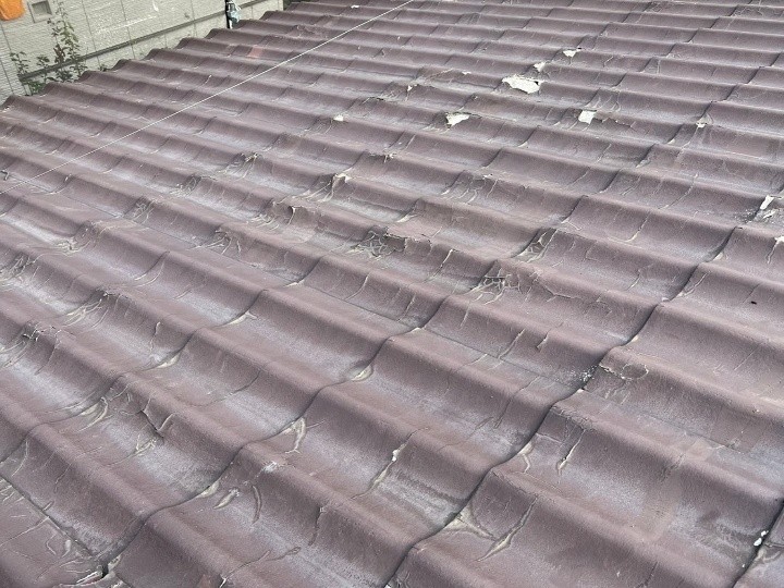 屋根全体に見られるひび割れと表層の傷み
