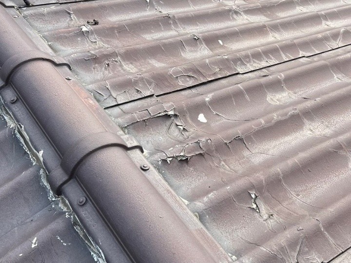 棟まわりの割れ・欠けが目立つ状態