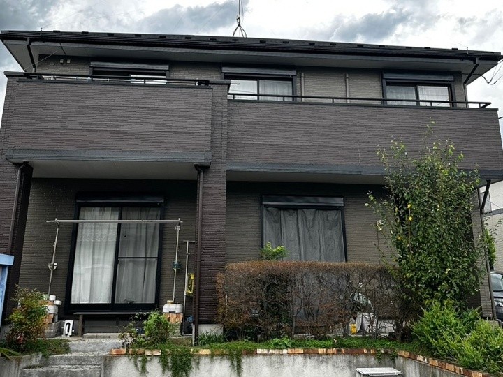 スーパーガルテクトを用いた屋根カバー工法とダイナミックMUKIで外壁塗装工事を併せて施工したお住まい