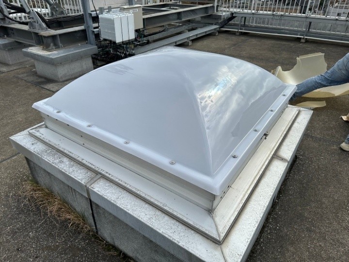 変色や傷みが目立つトップライトカバーに交換工事を実施