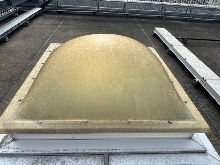 変色や傷みが目立つトップライトカバー