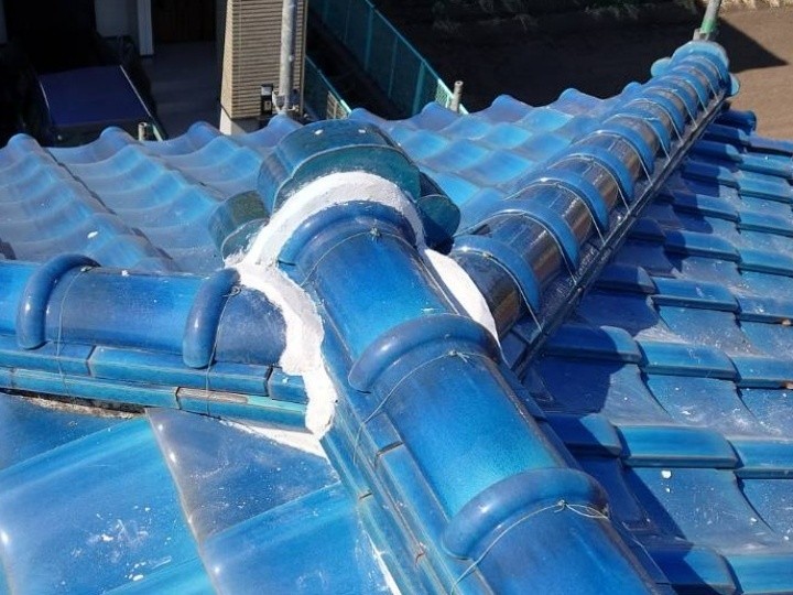 鬼瓦まわりの細部仕上げ