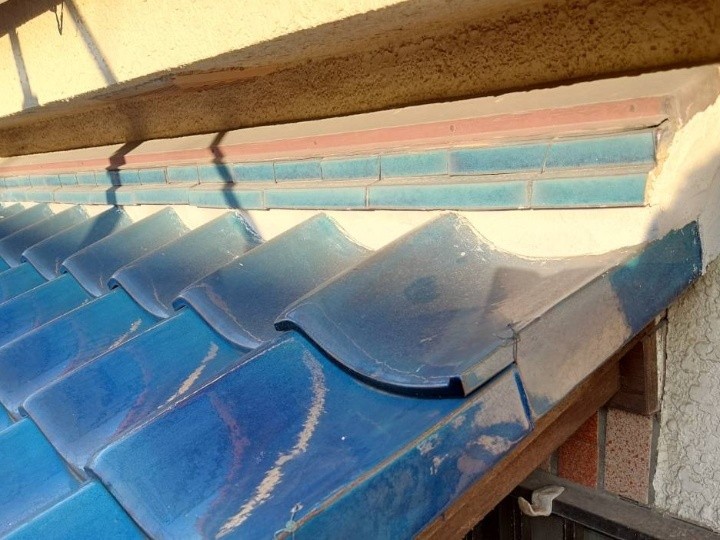 下屋根の漆喰詰め直し