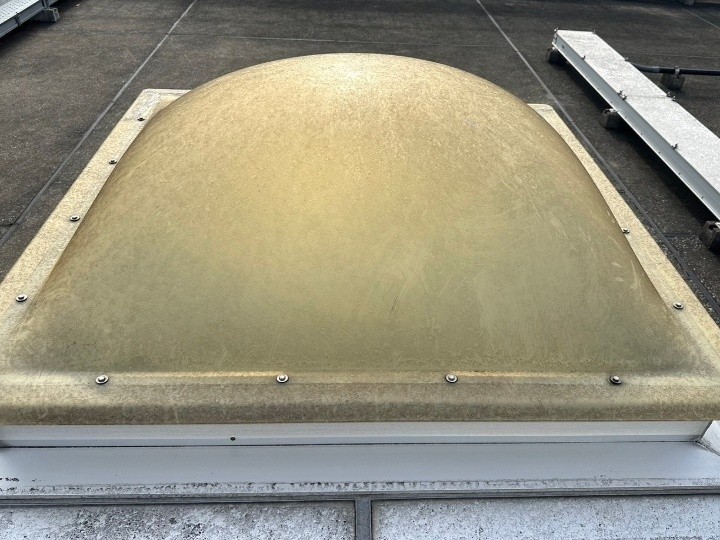 経年劣化したトップライトカバーの状態