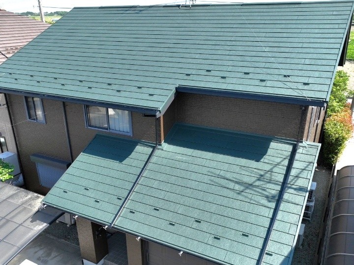 築25年住宅へ「スーパーガルテクトを用いた屋根カバー工法＋外壁塗装」で防水性・耐久性を向上